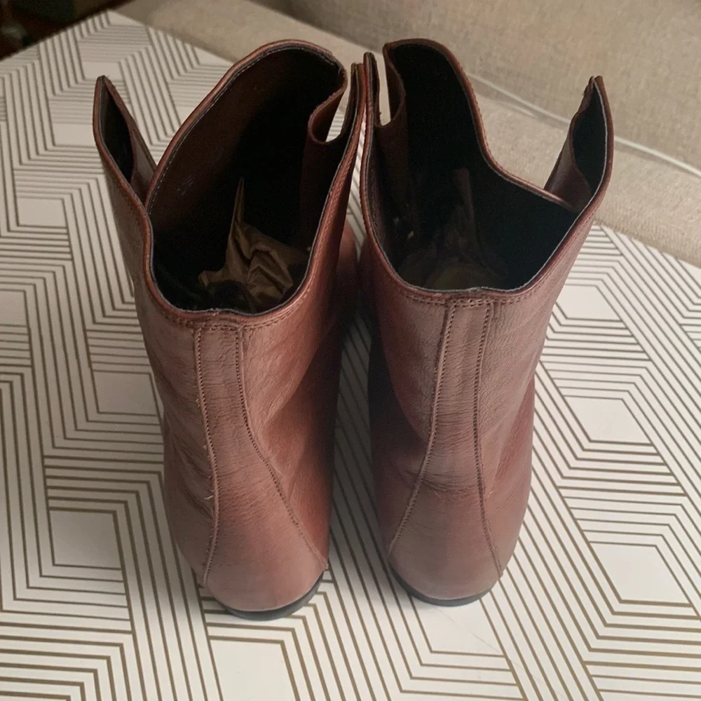THE FLEXX NWOT Brown Booties SIZE 10